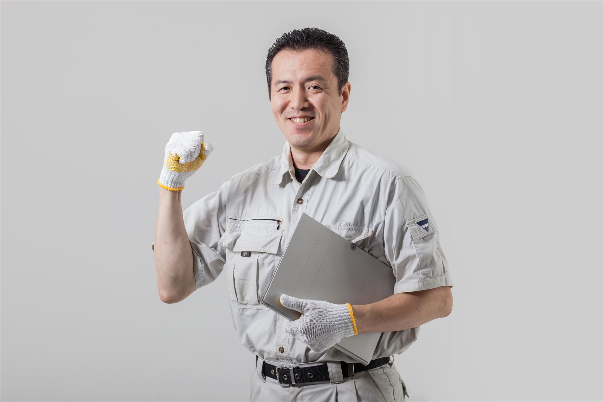 ポーズを決める作業服の男性 (3)